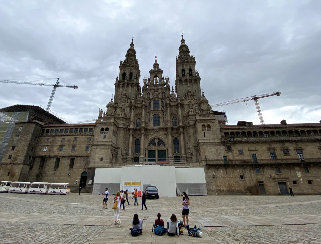 Archivo - Algunos peregrinos y turistas ante la Catedral de Santiago, en la Praza do Obradoiro.
