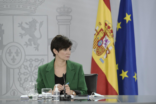 La ministra Portavoz, Isabel Rodríguez, comparece en rueda de prensa posterior al Consejo de Ministros extraordinario celebrado en Moncloa, a 7 de octubre de 2021, en Madrid (España). El Gobierno ha aprobado hoy en este consejo extraordinario el anteproye