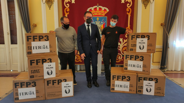 El alcalde de Ferrol, Ángel Mato, junto a la partida de mascarillas que se enviará a la isla de La Palma