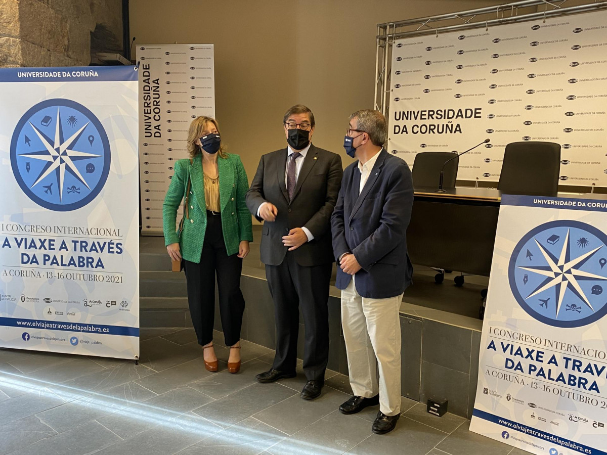 La profesora de Literatura Española en la Facultad de Filología de la UDC, Nieves Pena Sueiro;  el rector de la UDC, Julio Abalde; y el profesor de Turismo de la UDC, Carlos Rodríguez Carro en la p