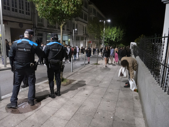 Agentes de policía vigilan las aglomeraciones de grupos de jóvenes en la vía pública de Santiago de Compostela, a 1 de octubre de 2021, en Santiago de Compostela, Galicia, (España). La Subdelegación del Gobierno en A Coruña y el Ayuntamiento acordaron el
