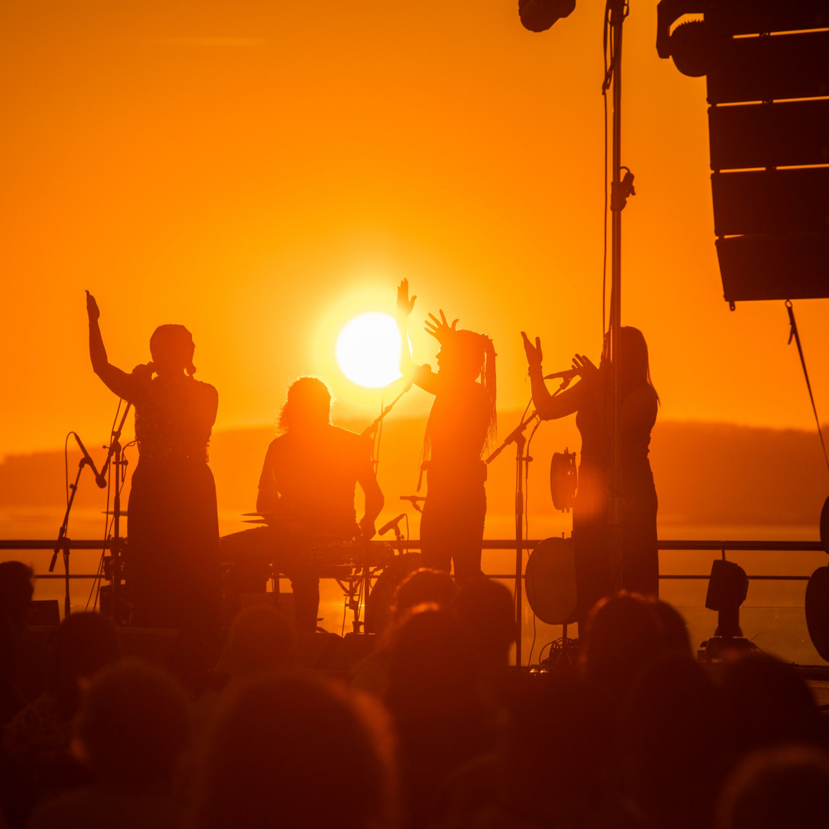 Archivo - Un grupo actúa en la terraza del Auditorio Mar de Vigo durante el festival