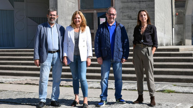 El vicerrector de Ordenación Académica y Profesorado, Manuel Ramos; la directora de la Escuela Abierta de Formación Permanente, María José Moure; el coordinador del curso, Ignacio Armesto; y la docente de la EET que participa en el mismo; Ana Fernández