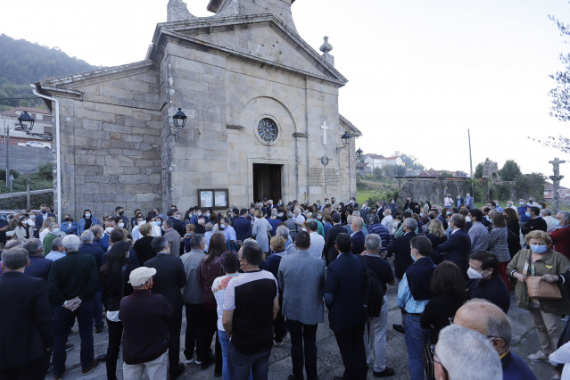 Numerosas personas, entre ellas los miembros del Gobierno gallego encabezados por el presidente Alberto Núñez Feijóo, asisten en Bueu (Pontevedra) al funeral del conselleiro de Facenda, Valeriano Martínez,