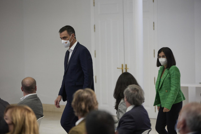 La ministra de Sanidad, Carolina Darias (d) y el presidente del Gobierno, Pedro Sánchez (i), llegan al acto institucional ‘Salud Mental y COVID-19’, en el Palacio de la Moncloa, a 9 de octubre de 2021, en Madrid (España). El Palacio de la Moncloa acoge es