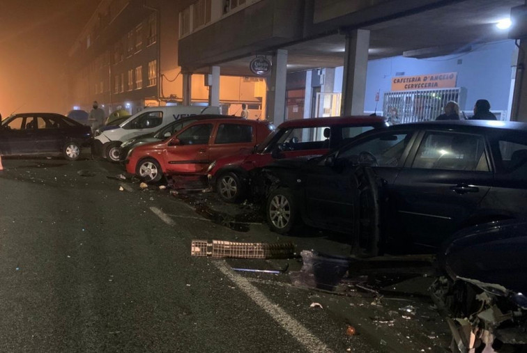Revienta cinco coches triplicando la tasa de alcoholemia y la emprende con la Policía Local de Cambre