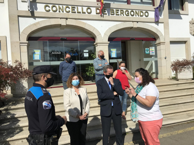 El delegado del Gobierno en Galicia, José Miñones, junto a la alcaldesa de Bergondo, Alejandra Pérez, en una visita al municipio