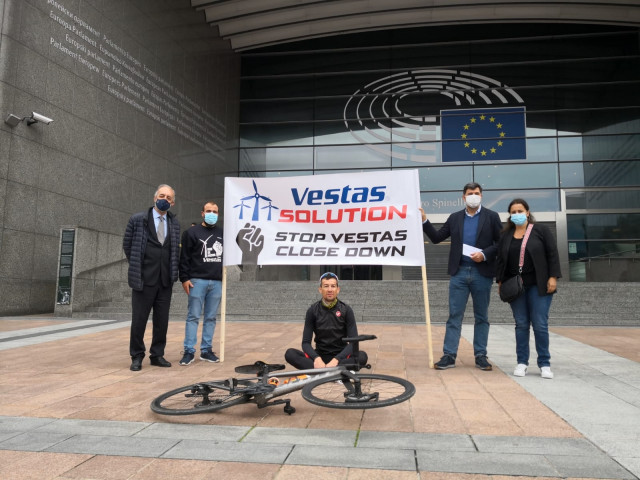 El exciclista profesional y trabajador de Vestas Alejandro Paleo se reúne en Bruselas con los eurodiputados Francisco Millán Mon y Nicolás González Casares (PSdeG), así como con la portavoz del BNG en Europa, Ana Miranda.
