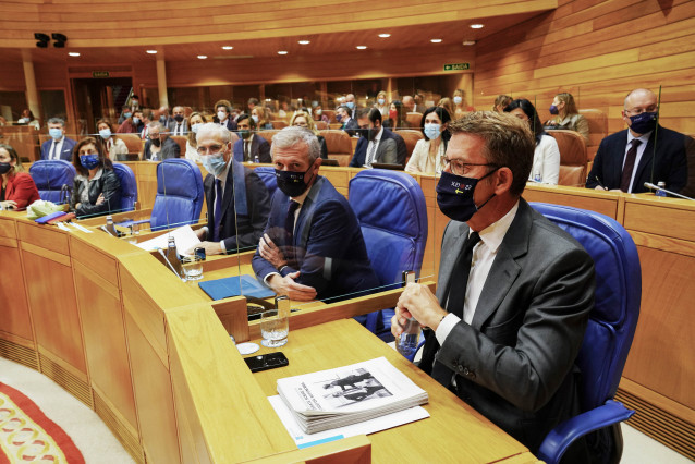 El presidente de la Xunta de Galicia, Alberto Núñez Feijóo (1d); el vicepresidente primero, Alfonso Rueda (2d), y el vicepresidente segundo, Francisco Conde (3d), durante el debate del Estado de la Autonomía de Galicia, en el Parlamento gallego, a 13 de o