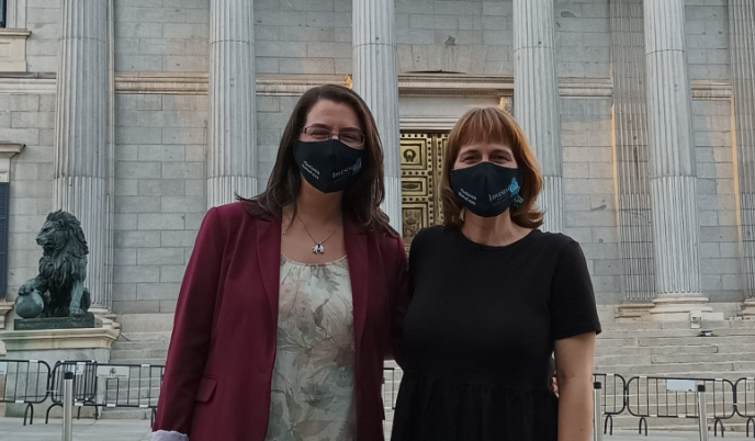 u200bVanessa Valdiglesias e Zulema Varela de Investigal frente al Congreso de los Diputados en Madrid