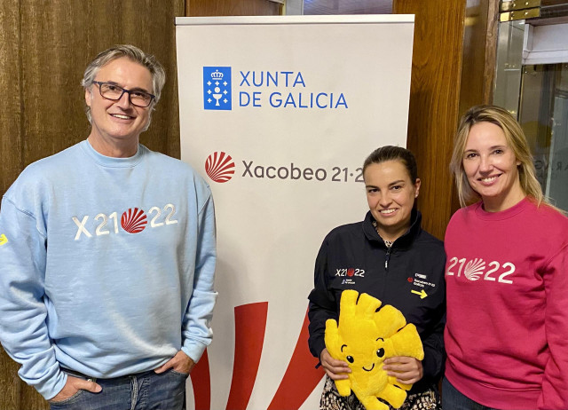 La delegada territorial de la Xunta junto al presidente del jurado y la directora del evento