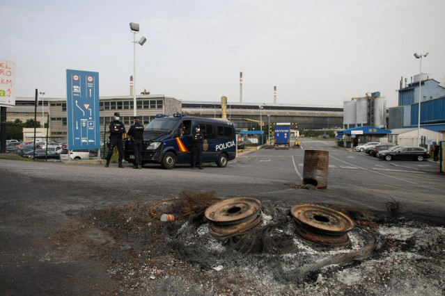 Archivo - Varios agentes vigilan con un furgón policial en las inmediaciones de la fábrica de Alu Ibérica en A Coruña, Galicia (España), a 4 de marzo de 2021. Agentes de la Unidad Central de Delincuencia Económica y Fiscal (UDEF) de la Policía se han desp