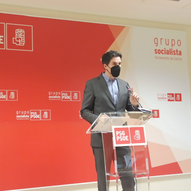 El viceportavoz parlamentario del PSdeG, Pablo Arangüena, en la rueda de prensa