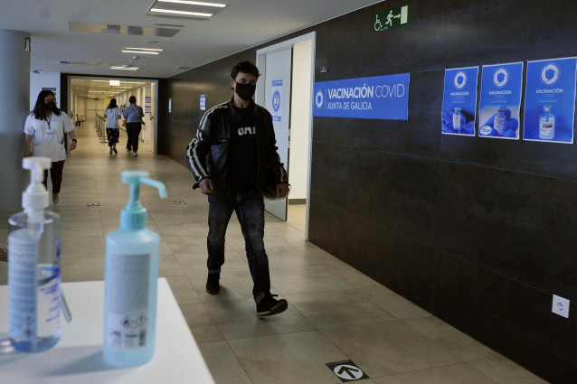 Archivo - Un joven acude a vacunarse contra la Covid-19 en Galicia.