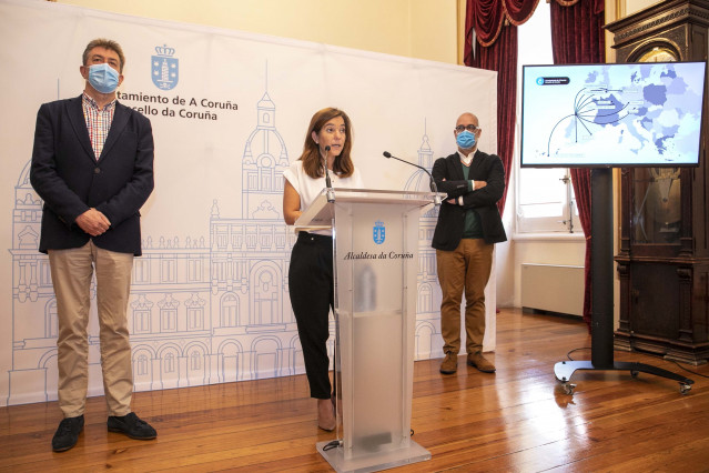 La alcaldesa de A Coruña, Inés Rey, presenta el nuevo concurso público para la promoción del tráfico aéreo de pasajeros