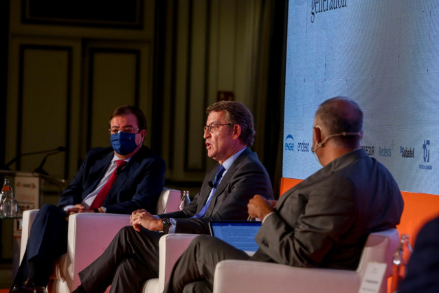 Archivo - (I-D) El presidente de la Xunta de Galicia, Alberto Núñez Feijóo, y el presidente de la Junta de Extremadura, Guillermo Fernández Vara, intervienen en la primera mesa de debate de las I Jornadas de Fondos Europeos para la recuperación Next Gener