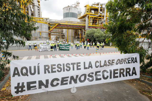 Archivo - Al otro lado de la manifestación contra Ence, los trabajadores de la empresa se han concentrado detrás de una pancarta en la que se lee: `Aquí resiste la clase obrera´