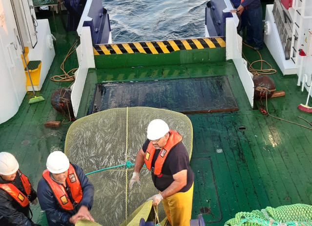 Profesionales trabajan en la campaña en el buque del Instituto Oceanográfico Español
