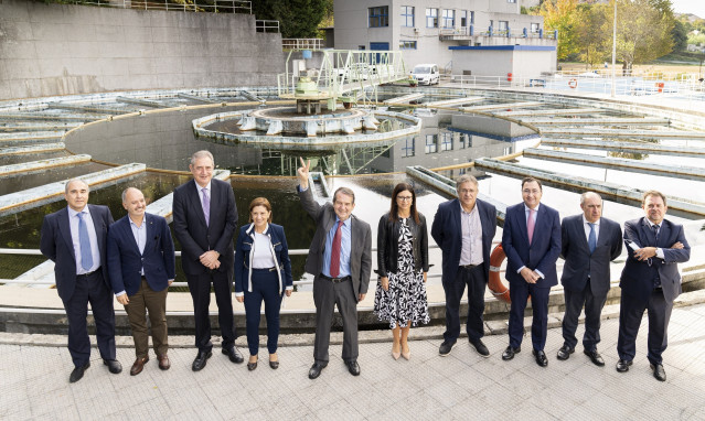 El alcalde de Vigo, Abel Caballero, rodeado por concejales, el delegado de Zona Franca, y responsables de Aqualia, en el acto de colocación de la primera piedra de la nueva potabilizadora de la ciudad.