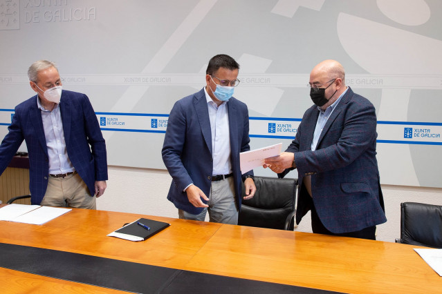 Archivo - Reunión del conselleiro de Medio Rural, José González, y el líder de Unións Agrarias, Roberto García