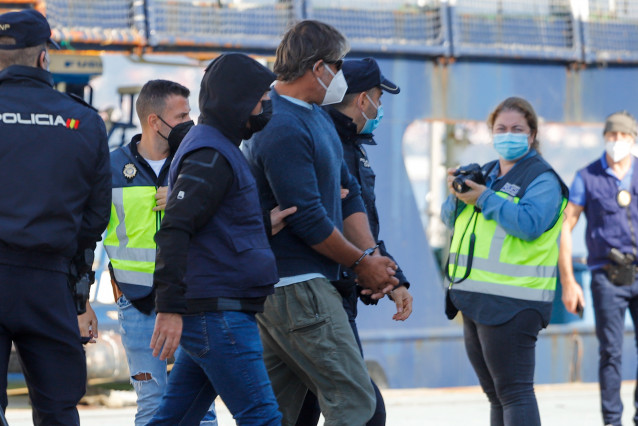 Varios policías acompañan a uno de los detenidos del velero interceptado en aguas del Atlántico norte cargado de cocaína con destino a España, a 15 de octubre de 2021, en Vigo, Pontevedra, Galicia, (España)