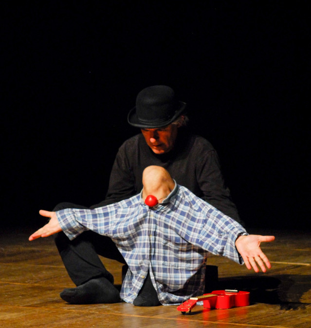 La compañía peruana Hugo e Inés interpreta 'Body Rhapsody'.