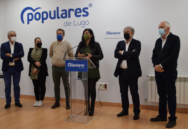 La presidenta del PP de Lugo, Elena Candia, y el vicesecretario de Participación del PP nacional, Jaime de Olano, en una rueda de prensa junto a diputados y senadores de la provincia.