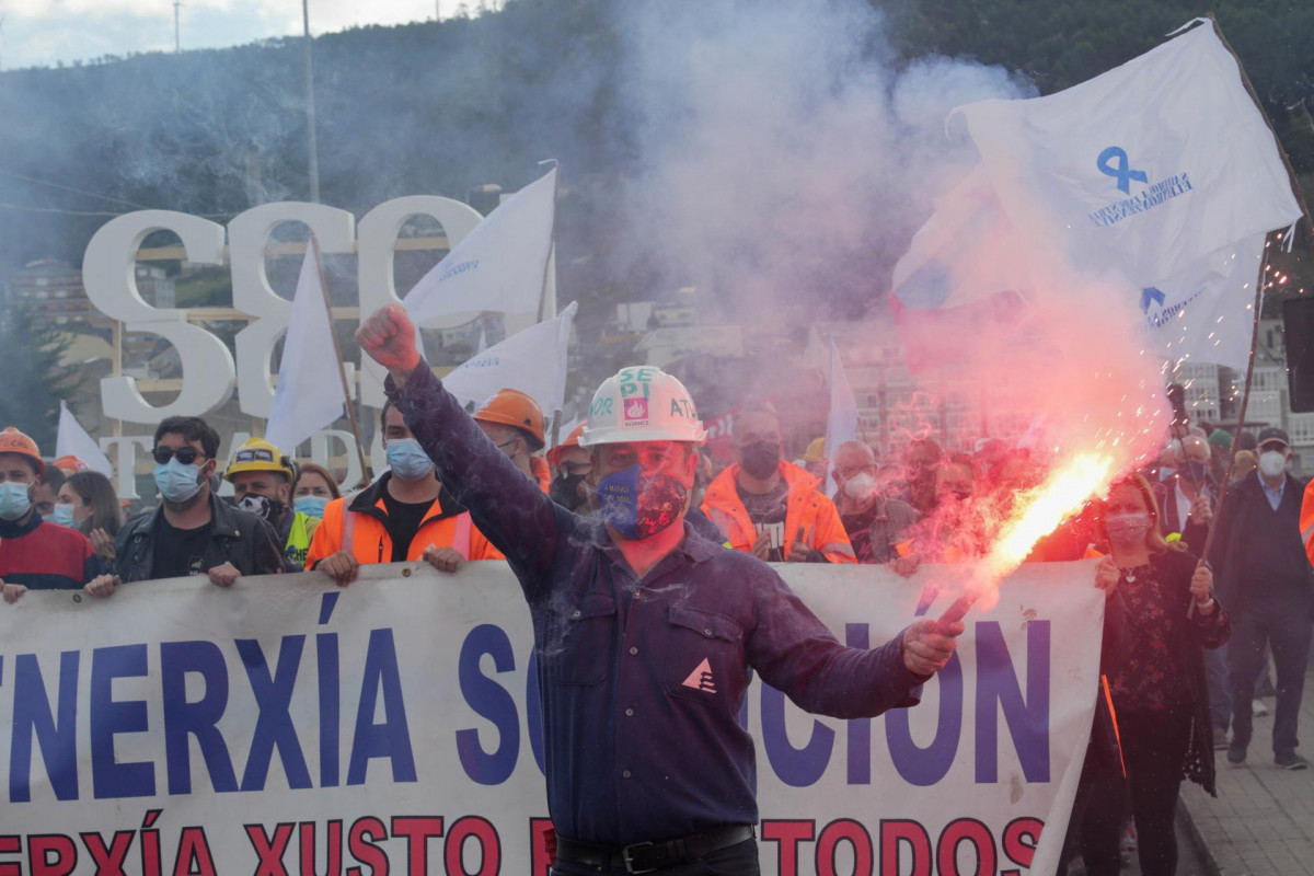 Manifestacion por el futuro industrial de la comarca de A Mariña lucense. Miles de personas han secundado la protesta de los trabajadores de Alcoa y Vestas, entre otros, que ha recorrido las calles d