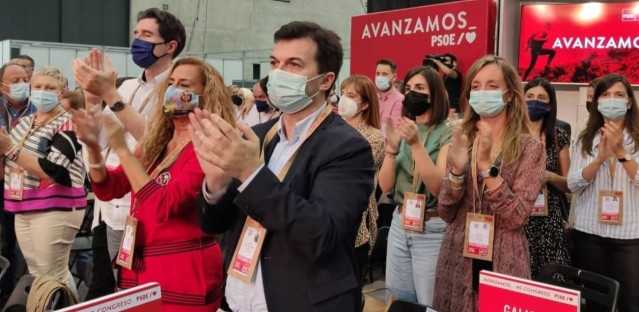 El secretario xeral del PSdeG, Gonzalo Caballero, y la delegación gallega en el Congreso Federal del PSOE en Valencia.