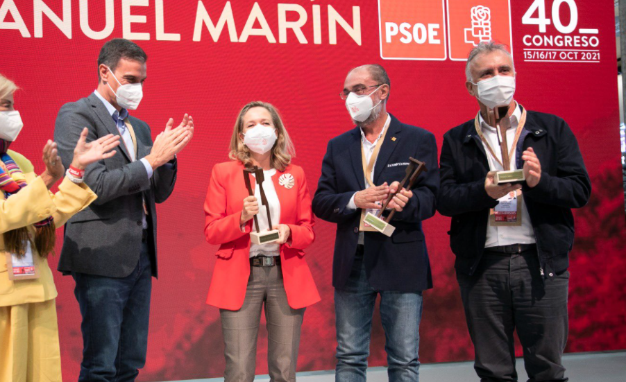 Lamban, segundo por la izquierda, recibiu00f3 un premio en un acto que compartiu00f3 con el presidente del Gobierno y la ministra de Economu00eda como muestra esta foto de su Twitter