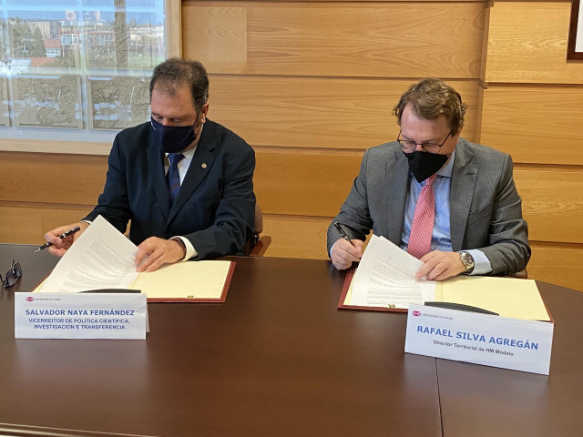 El vicerrector de Política Científica de la Universidade da Coruña (UDC), Salvador Naya, y el director de Relaciones Institucionales y Proyectos Estratégicos de HM Hospitales en Galicia, Rafael Silva, firman un convenio