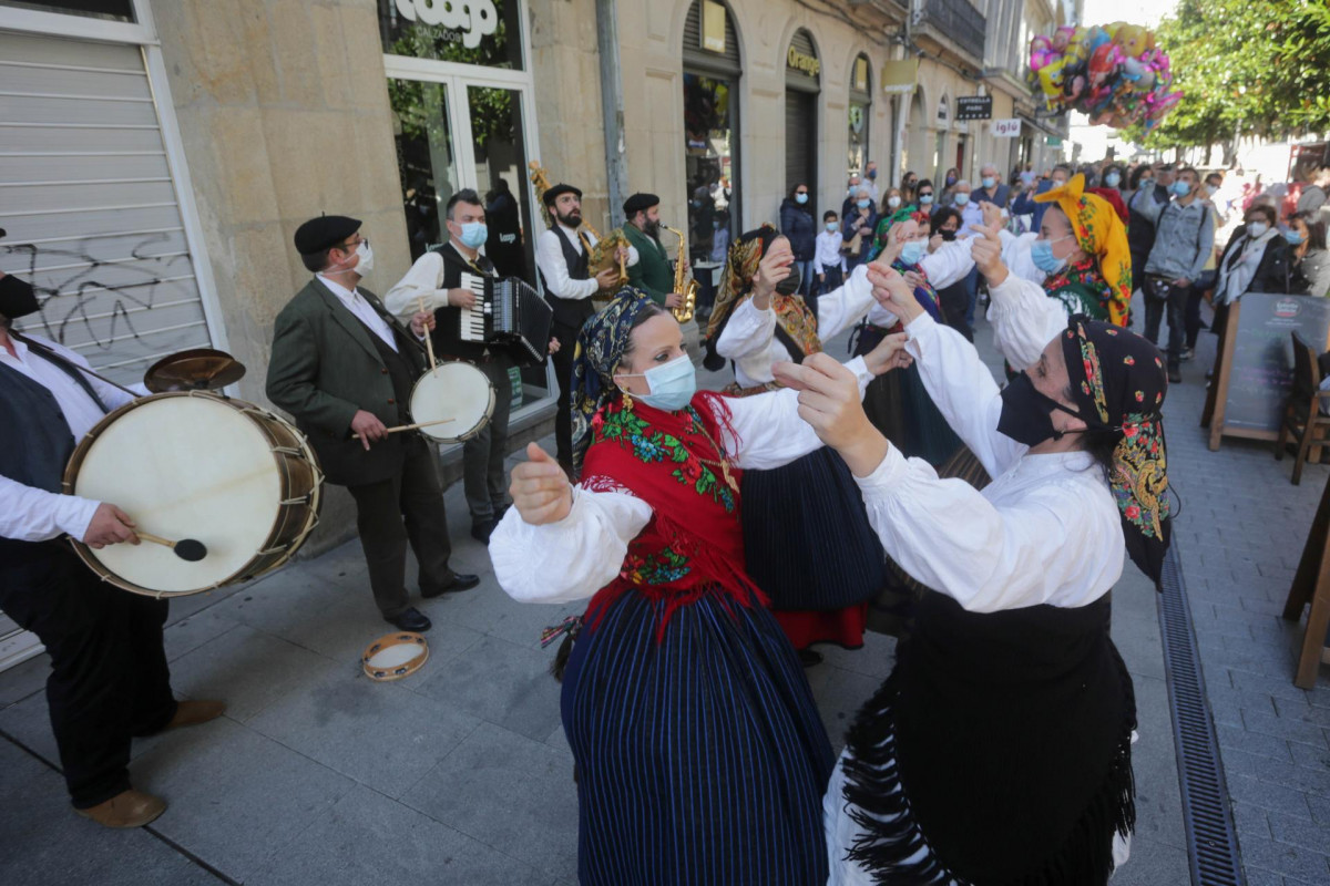 Un grupo de baile tradicional actua en la Rua Raina, en el Domingo das Mozas, uno de los días grandes de las Fiestas de San Froilán, a 10 de octubre de 2021, en Lugo, Galicia (España). Este 10 de o