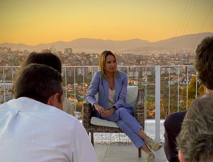 Marta Fernu00e1ndez Tapias en una reuniu00f3n con militantes del PP de Vigo Fernández Tapias en una reunión con militantes del PP de Vigo