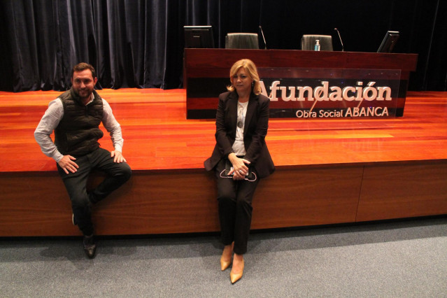 El director Rubén Riós y la directora del área de Cultura de Afundación, Marité Cores, durante la presentación de la serie documental