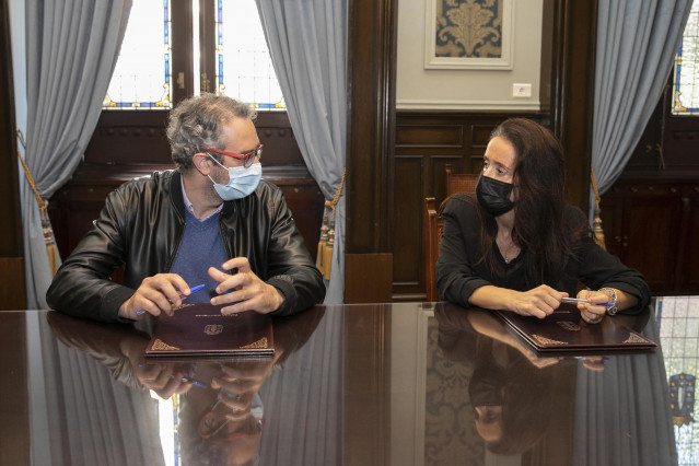 La concejal de Igualdad, Bienestar Social y Participación, Yoya Neira, y el presidente de la asociación Sen Valos, Pachi Hurtado, firman un convenio de colaboración