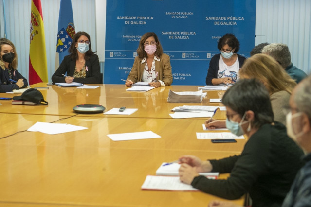 La directora xeral de Recursos Humanos del Sergas, Ana Comesaña, en la Mesa Sectorial de Sanidade junto a representantes sindicales.