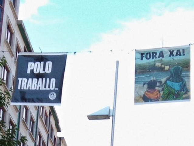 Archivo - Carteles en rechazo a la continuidad de Ence en la ría de Pontevedra