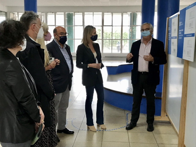 La delegada territorial de la Xunta en Vigo, Marta Fernández-Tapias, durante la visita al instituto