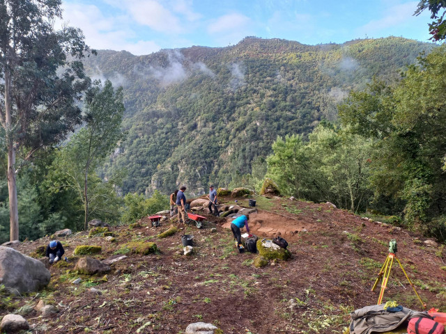 Una decena de arqueólogos investigan en Pantón el origen de la Ribeira Sacra y el monasterio de San Vicenzo de Pombeiro