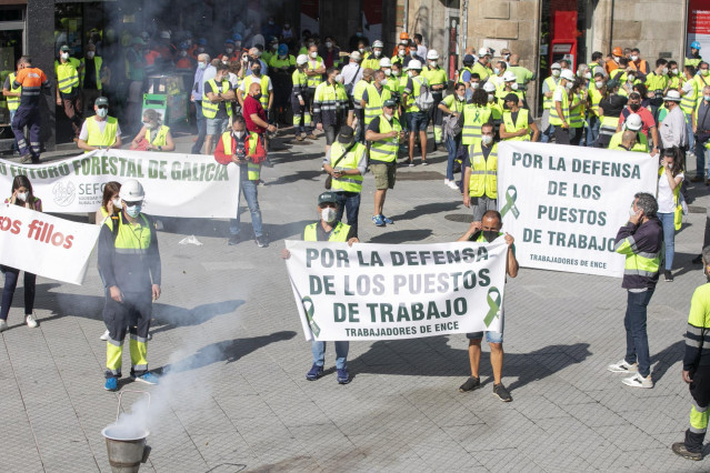 Archivo - Varios trabajadores de Ence recorren las calles con pancartas para protestar contra el cierre de la pastera de Lourizán, a 11 de agosto de 2021, en Pontevedra, Galicia (España).