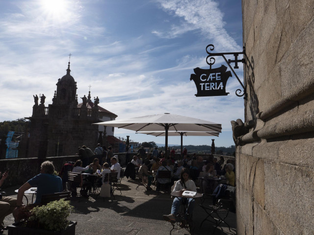 Varias personas en la terraza de un bar, en Santiago de Compostela, a 9 de octubre de 2021, en Santiago de Compostela, A Coruña, Galicia (España). Galicia amplía desde este sábado el aforo en interiores, así como las reuniones en locales de hostelería a 1