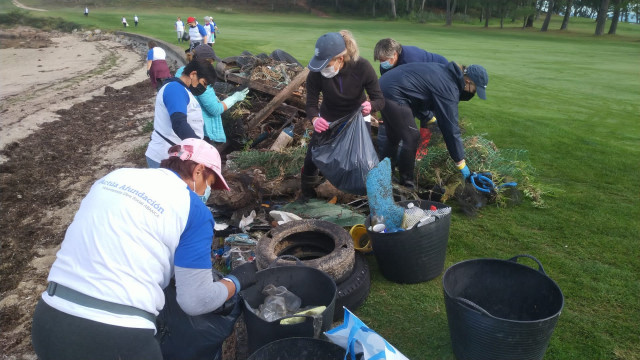 La Cofradía de O Grove y voluntarios de Abanca retiran más de 10 toneladas de residuos de los fondos de la ría de Arousa.