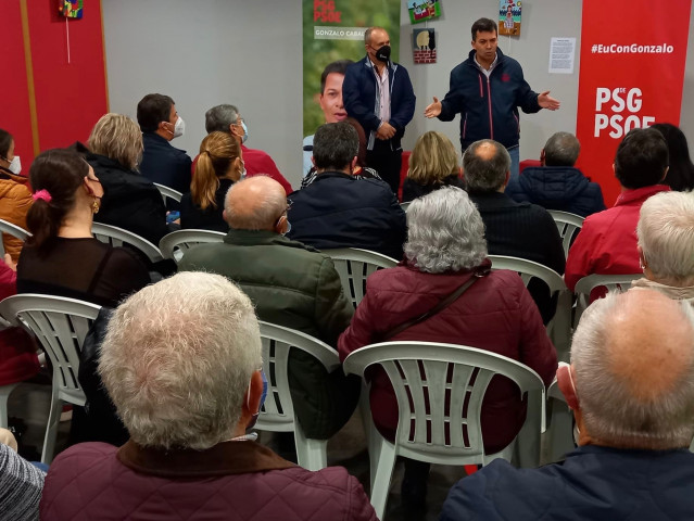 El secretario xeral del PSdeG y candidato a la reelección en las primarias, Gonzalo Caballero, se reúne con militantes en Negreira (A Coruña).