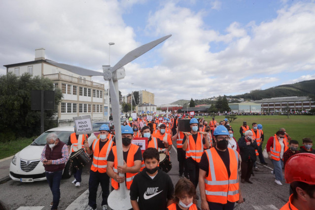 Un hombre transporta una miniatura de un molino de energía eólica, en una manifestación por el futuro industrial de A Mariña, a 17 de octubre de 2021, en Viveiro, Lugo (Galicia). Viveiro acoge este domingo una manifestación convocada por los sindicatos CC