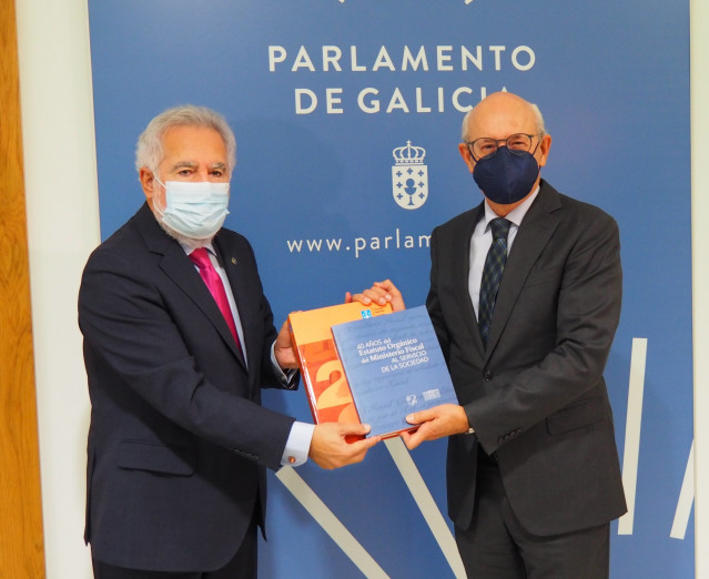 El fiscal superior de Galicia, Fernando Suanzes, entrega al presidente del Parlamento gallego, Miguel Ángel Santalices, la memoria anual de la Fiscalía Superior de Galicia del año 2020