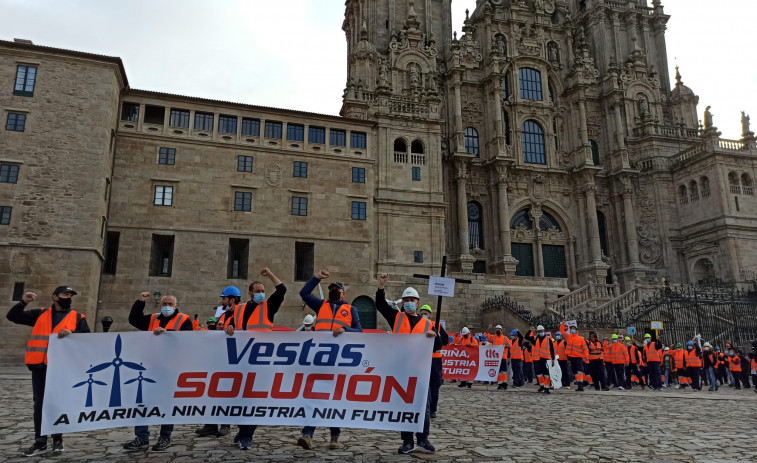 Los trabajadores de Vestas marchan por la capital gallega para exigir una solución en la planta de Viveiro