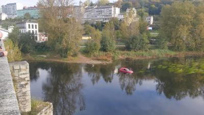 Coche en el Río Miño en una imagen de Social Drive