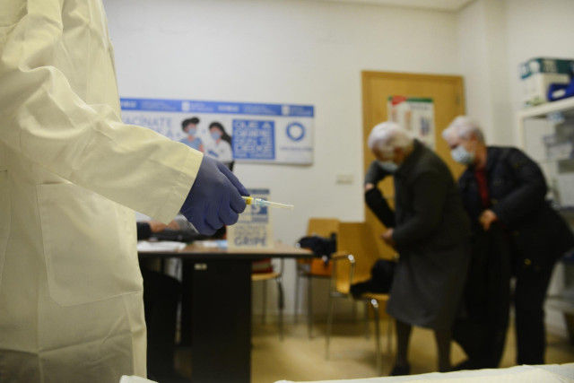 Un enfermero prepara una vacuna en Ourense.