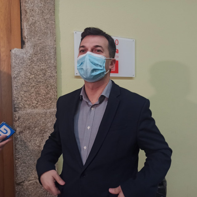 El portavoz parlamentario del PSdeG, Gonzalo Caballero, en declaraciones a los medios