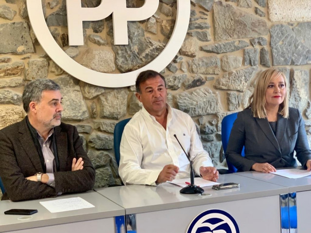 Archivo - El portavoz del Grupo Municipal del Partido Popular, Alfonso Marnotes, y los senadores Javier Guerra y Elena Muñoz durante una rueda de prensa.